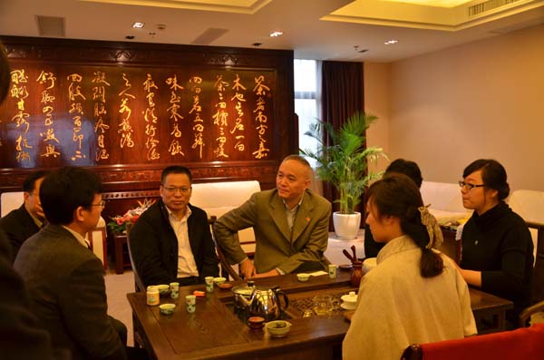 蔡奇部長(cháng)視察茶葉拍賣(mài)中心調研茶產(chǎn)業(yè)發(fā)展情況